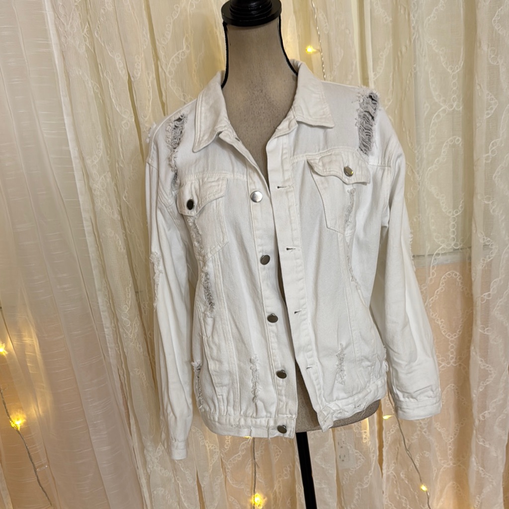Crisp White Jean Jacket With Classic Denim Style
